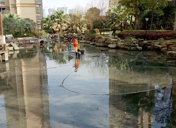 顺庆景观池淤泥清理