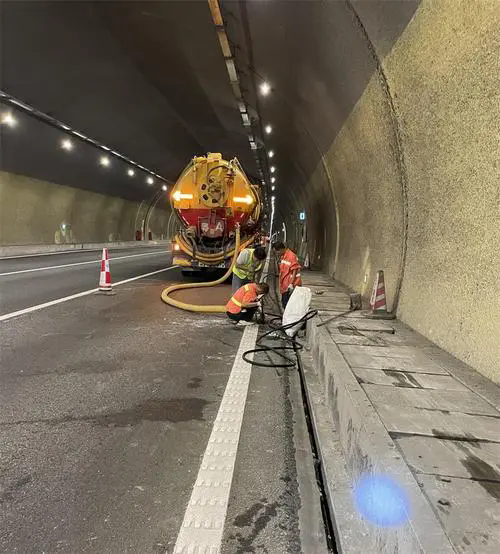 顺庆隧道排水渠清淤